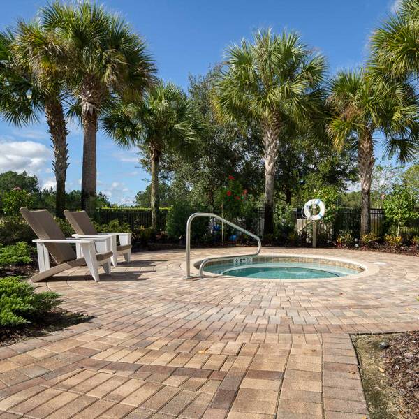 Watersong Resort amenities including hot tub and outdoor seating area in Davenport Florida